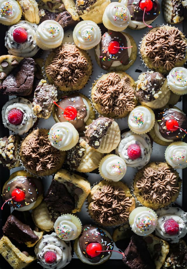 Any combination of flavours, frostings, and fillings. We will work with you to create a beautiful arrangement of custom combination that will surely satisfy all your guests.